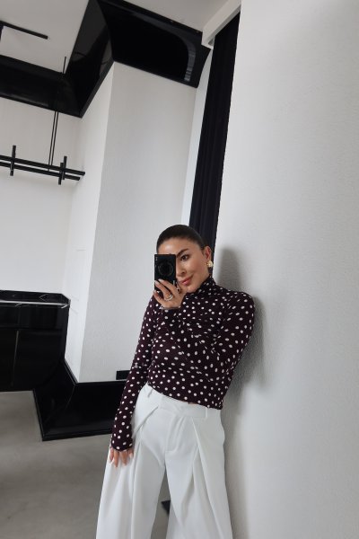 Dik Yaka Puantiyeli Bluz