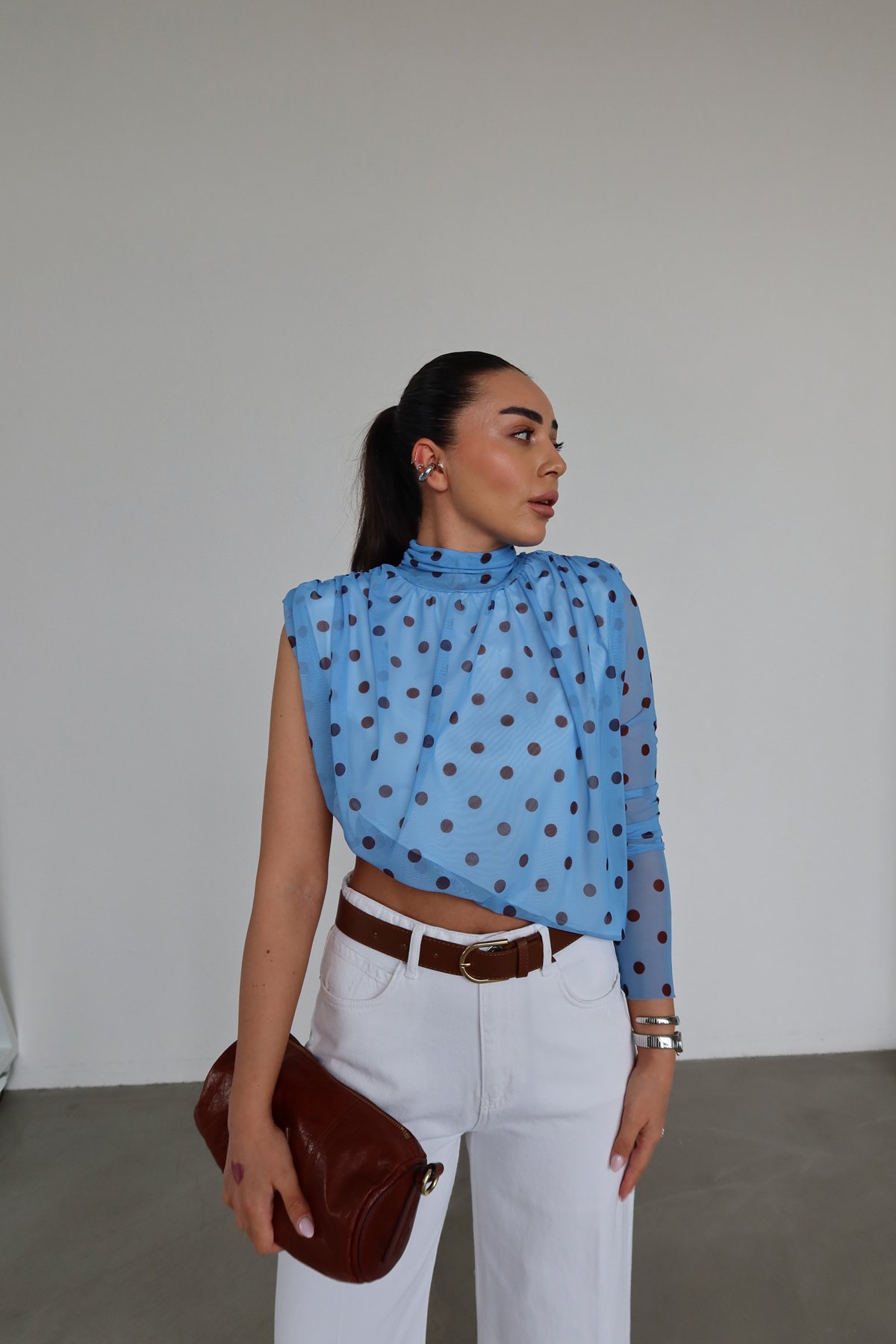 Puantiye Desenli Tek Kol Bluz