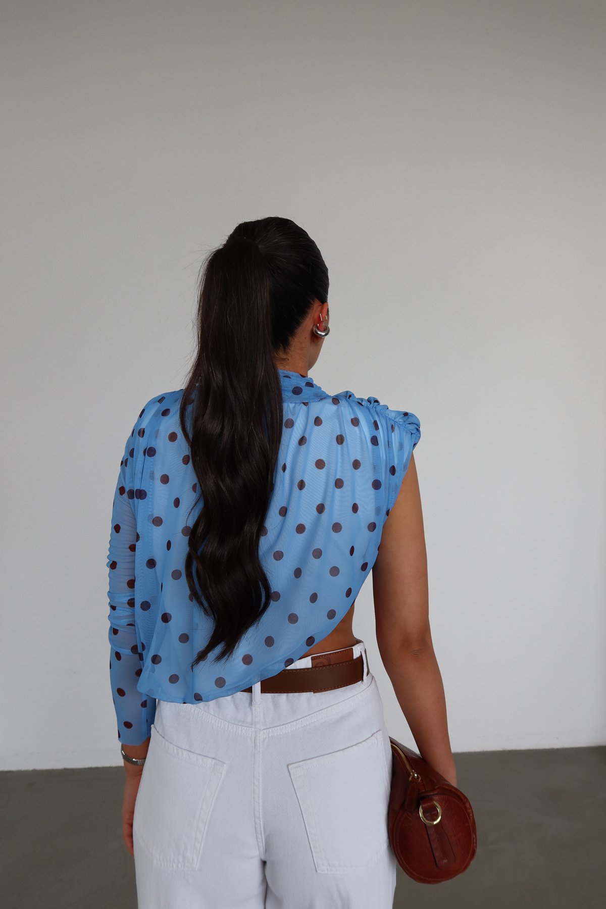 Puantiye Desenli Tek Kol Bluz