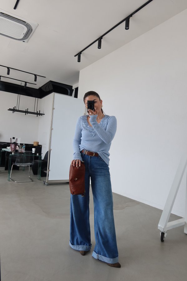 V Yaka Güpür İşlemeli Triko