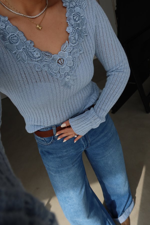 V Yaka Güpür İşlemeli Triko