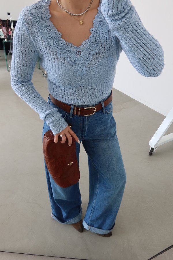 V Yaka Güpür İşlemeli Triko