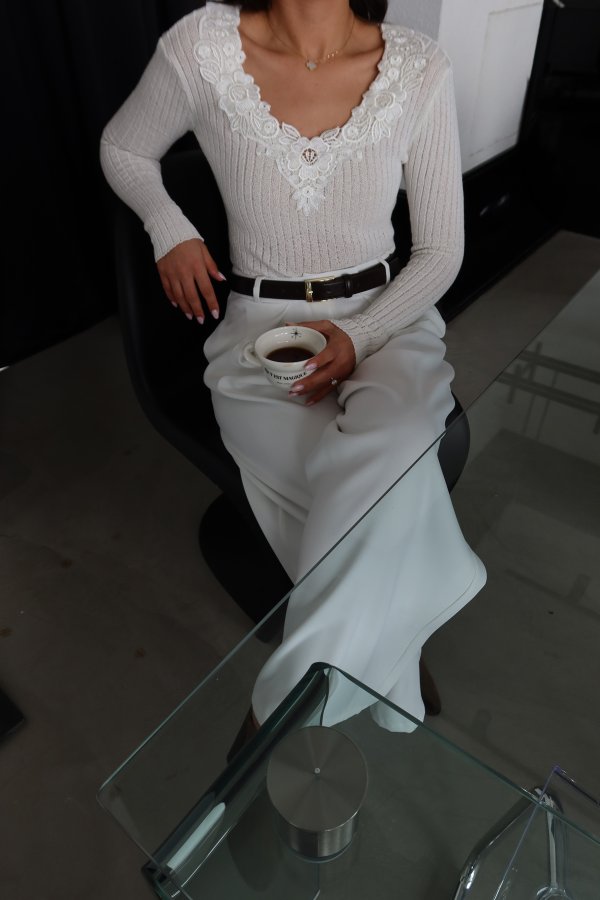 V Yaka Güpür İşlemeli Triko