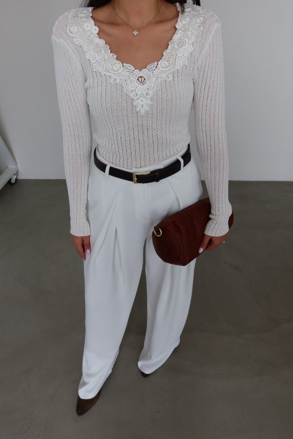 V Yaka Güpür İşlemeli Triko