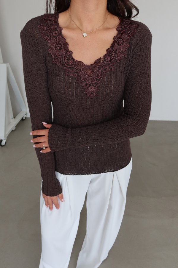 V Yaka Güpür İşlemeli Triko