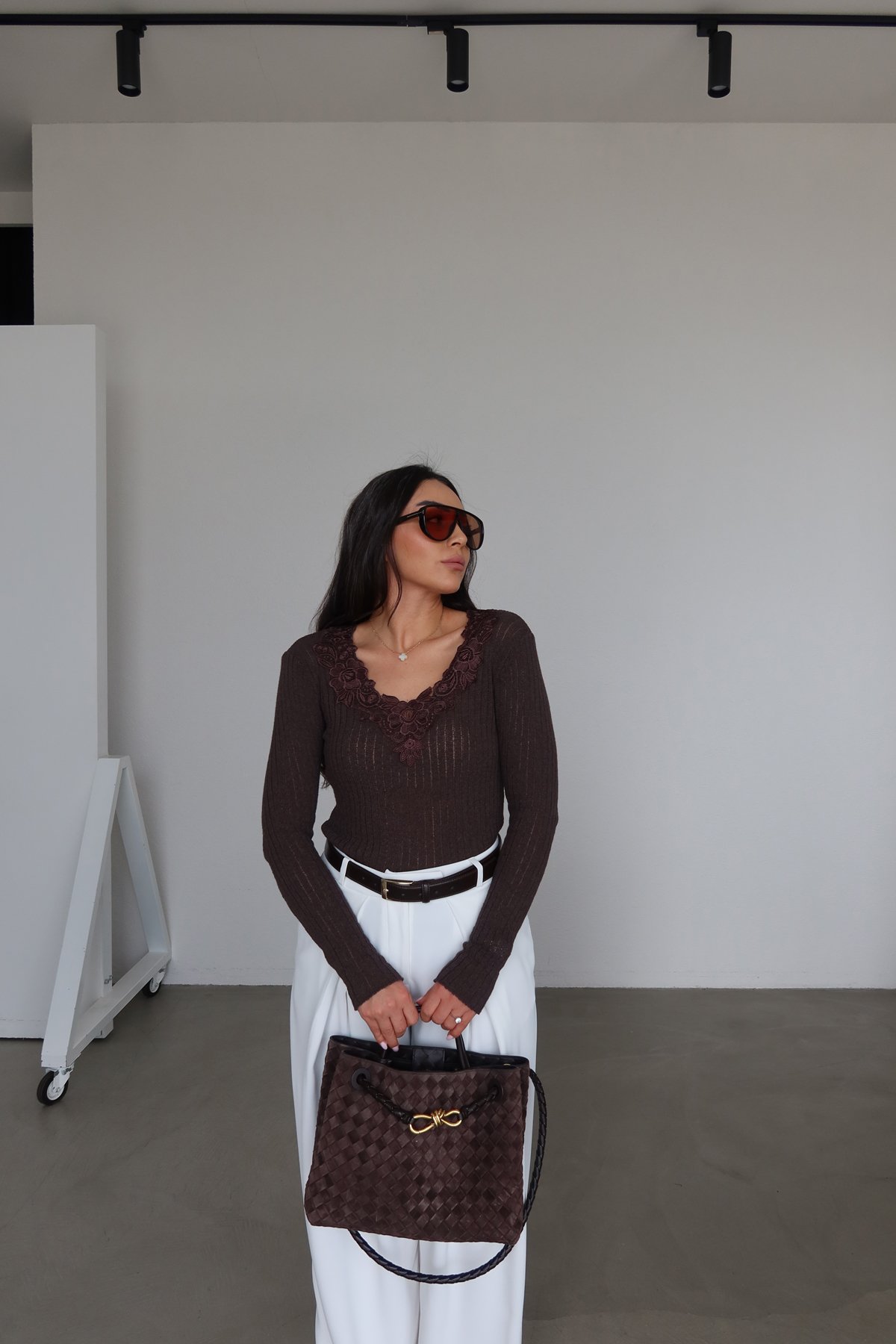 V Yaka Güpür İşlemeli Triko