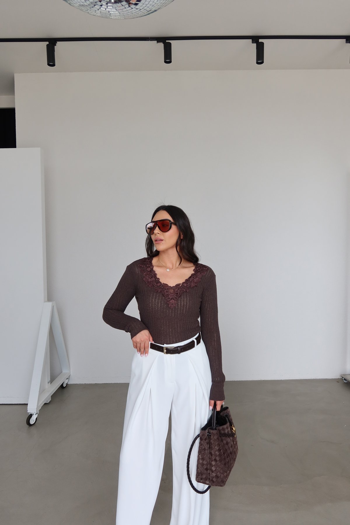 V Yaka Güpür İşlemeli Triko