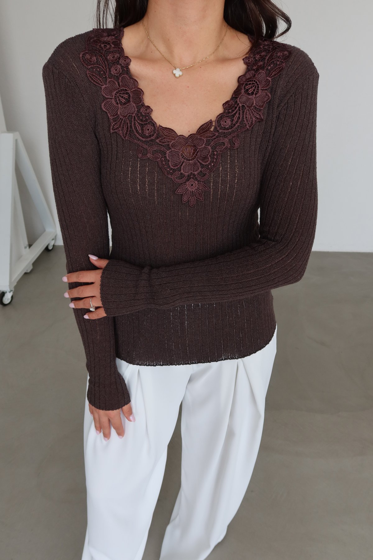 V Yaka Güpür İşlemeli Triko