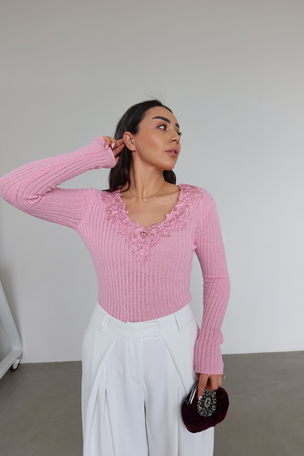 V Yaka Güpür İşlemeli Triko