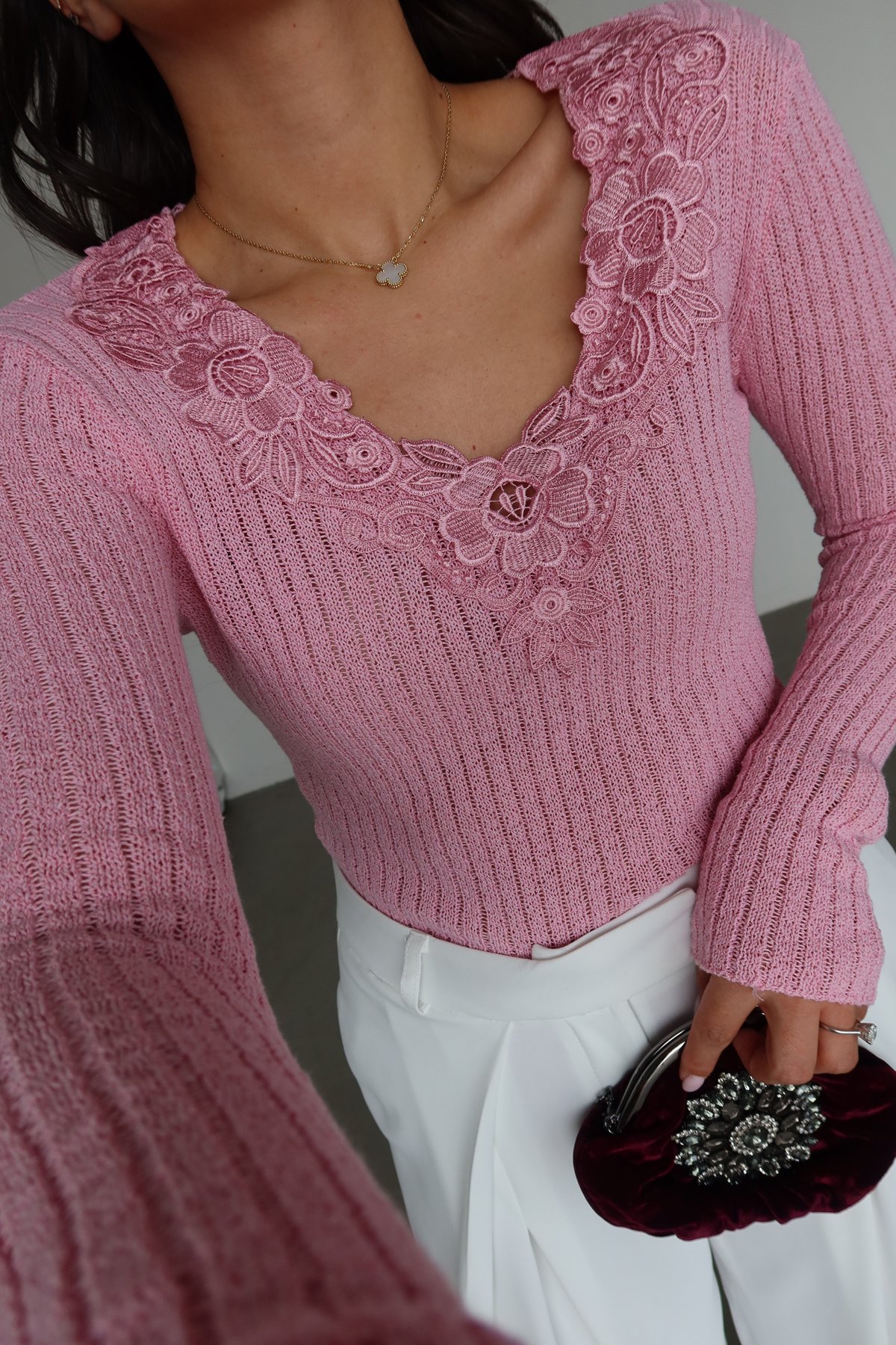 V Yaka Güpür İşlemeli Triko