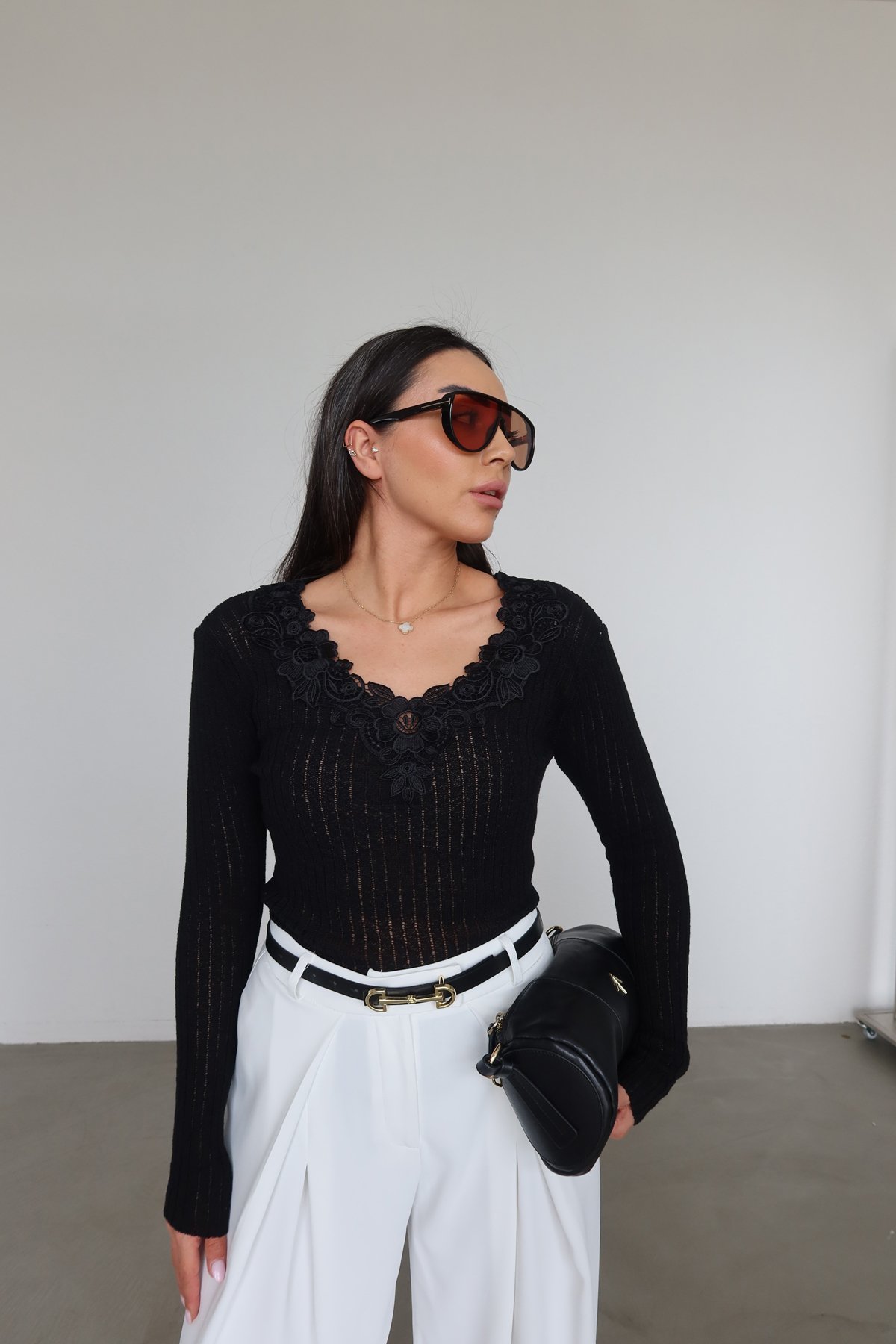 V Yaka Güpür İşlemeli Triko