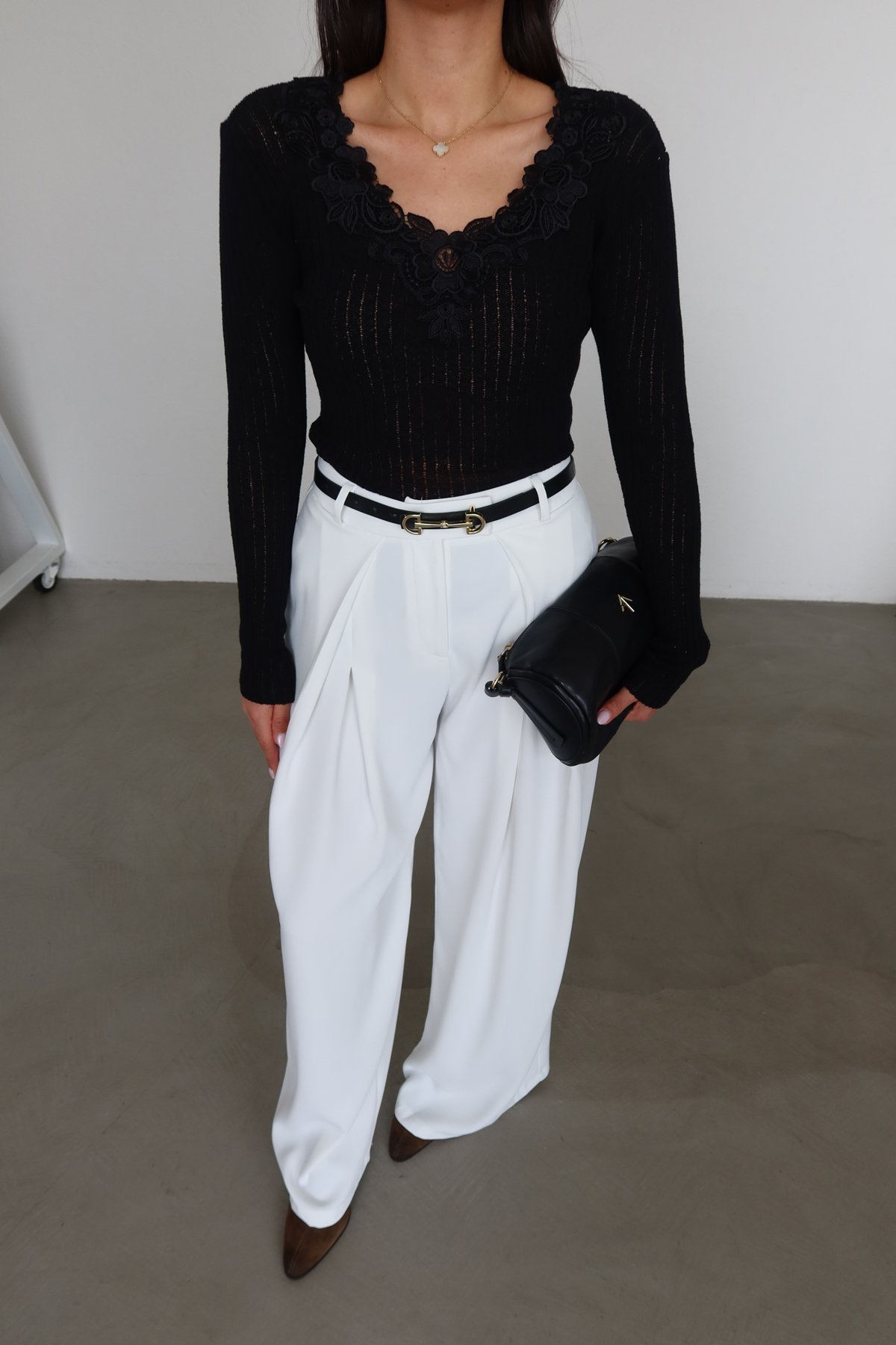 V Yaka Güpür İşlemeli Triko