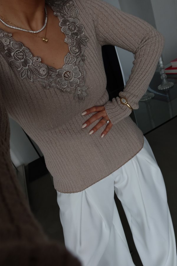 V Yaka Güpür İşlemeli Triko