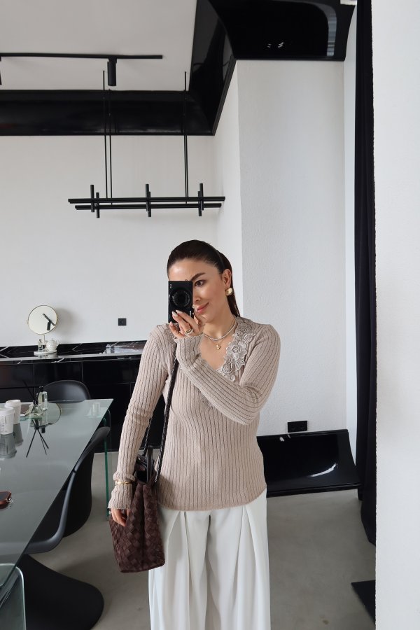 V Yaka Güpür İşlemeli Triko