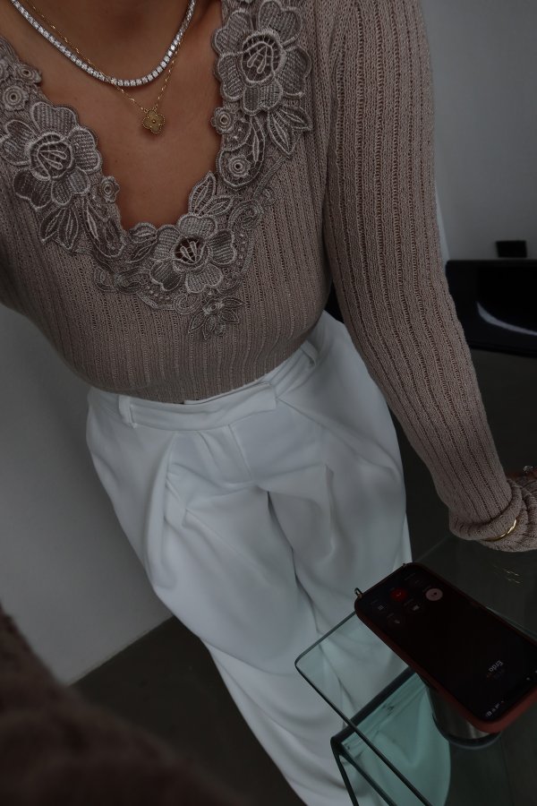 V Yaka Güpür İşlemeli Triko