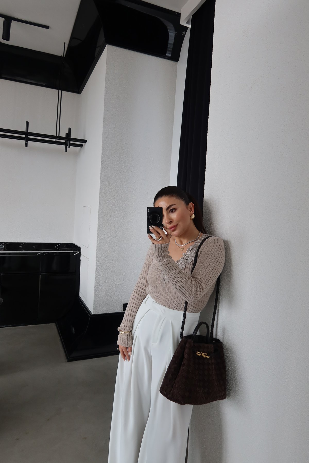 V Yaka Güpür İşlemeli Triko