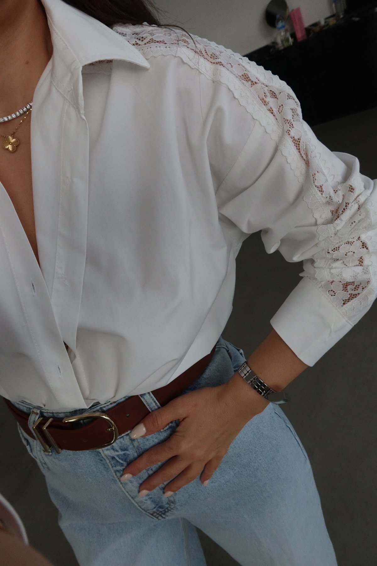 Kolları Güpür İşlemeli Gömlek