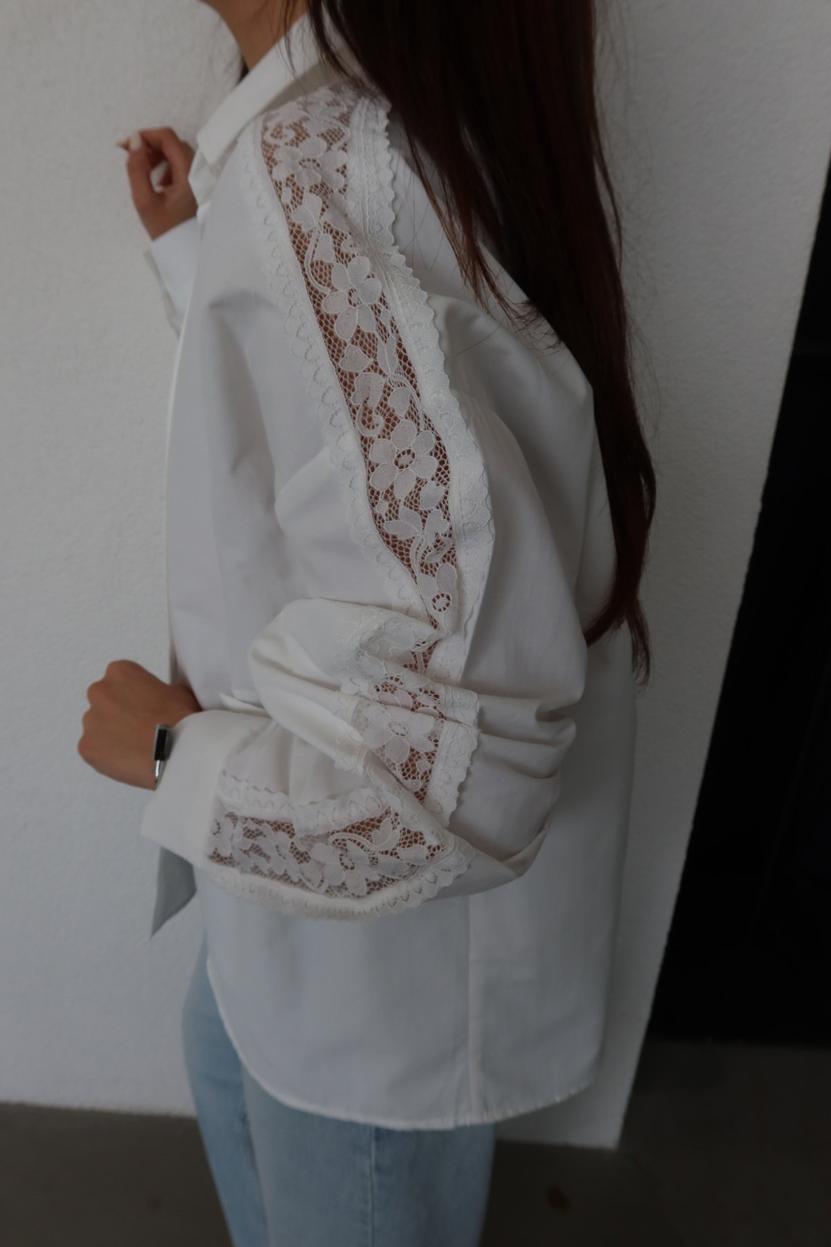 Kolları Güpür İşlemeli Gömlek