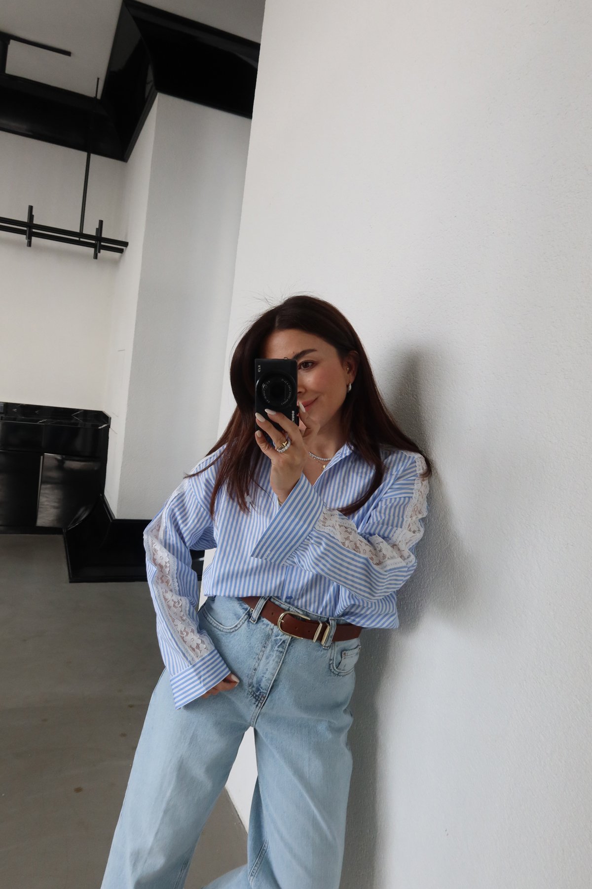 Kolları Güpür İşlemeli Gömlek