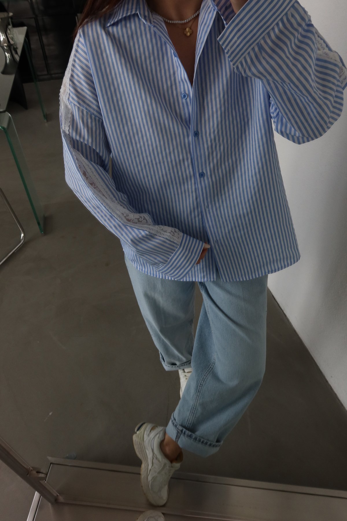 Kolları Güpür İşlemeli Gömlek