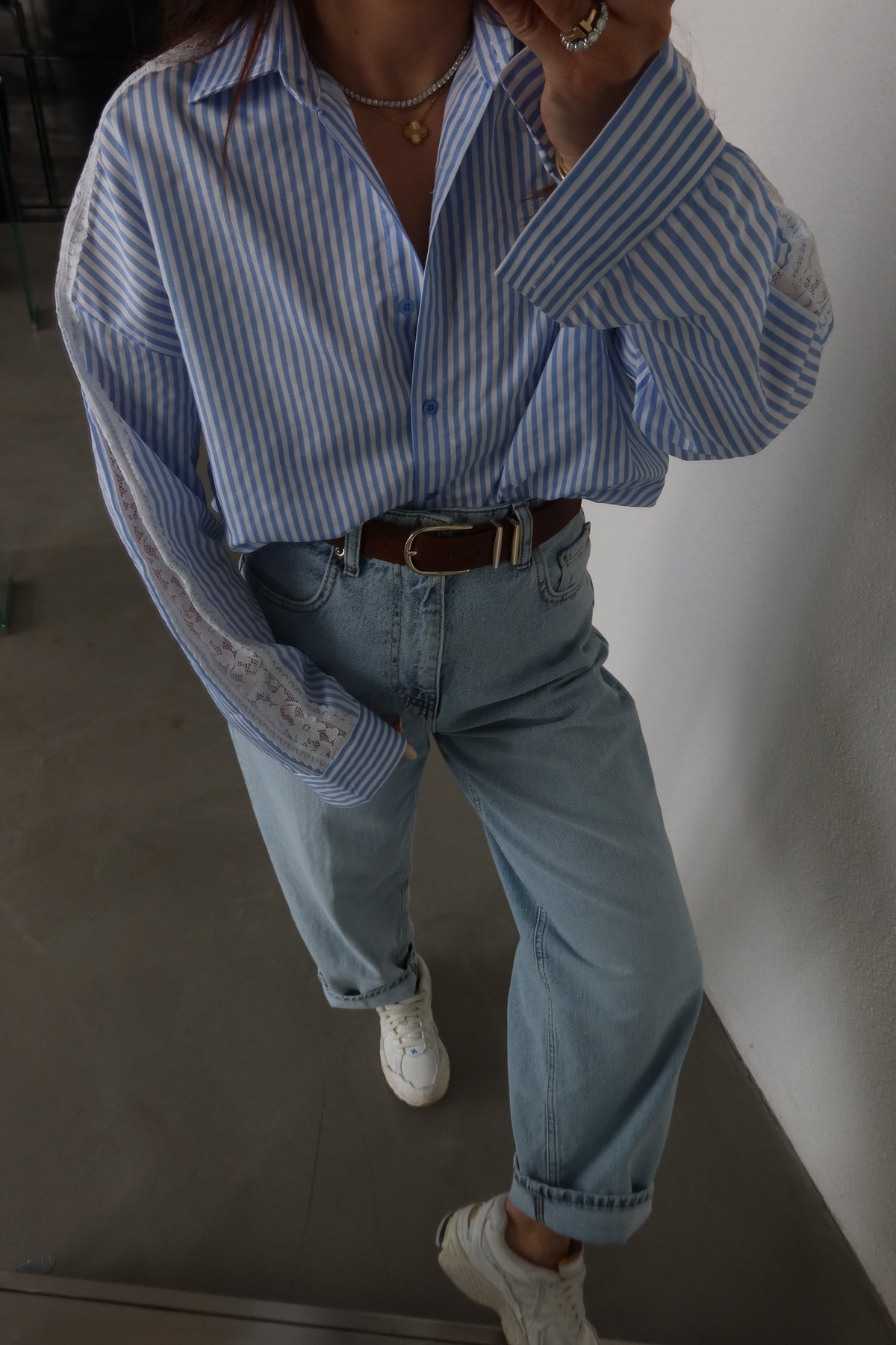 Kolları Güpür İşlemeli Gömlek