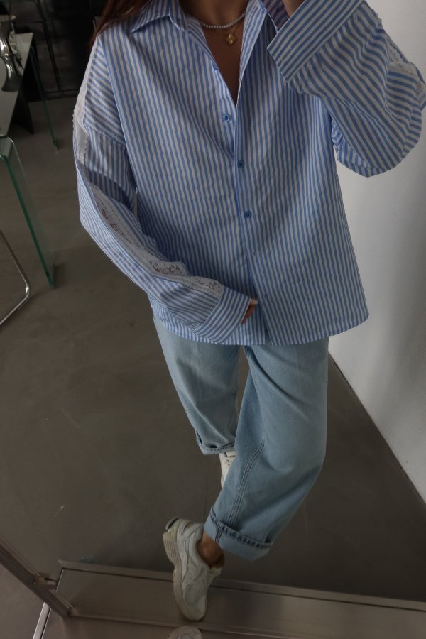 Kolları Güpür İşlemeli Gömlek