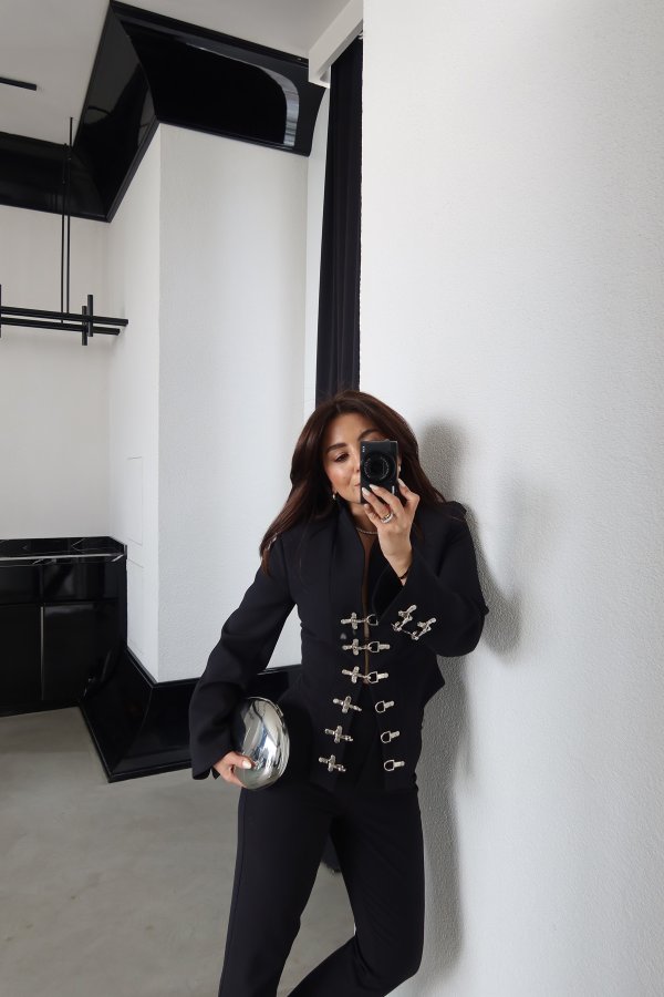 Aksesuar Detaylı Tasarım Ceket Pantolon Takım