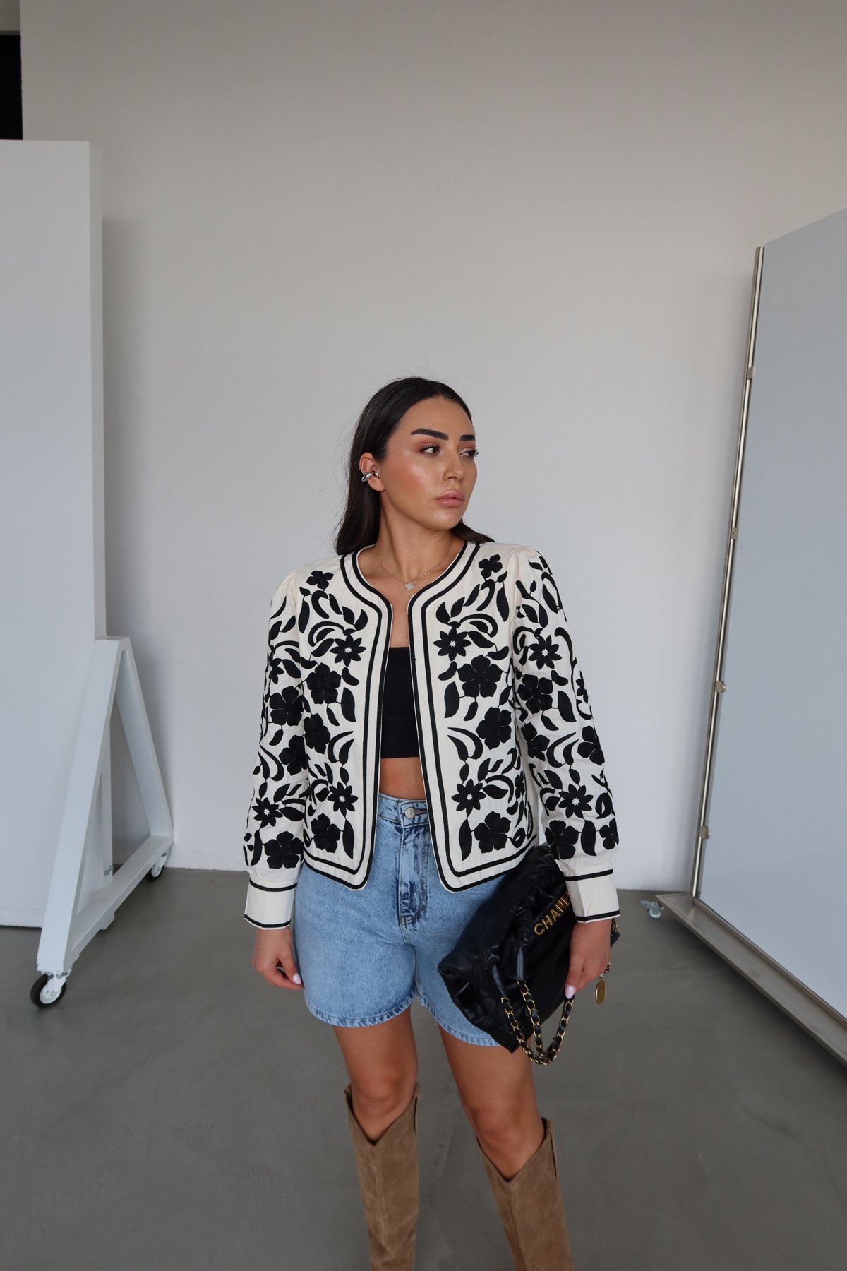 Çiçek Nakışlı Ceket