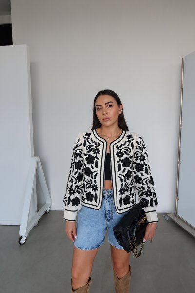 Çiçek Nakışlı Ceket