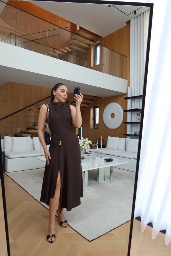 Yırtmacı Aksesuar Detaylı Kolsuz Elbise