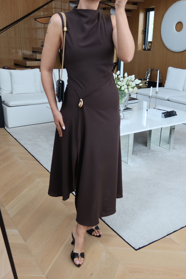 Yırtmacı Aksesuar Detaylı Kolsuz Elbise