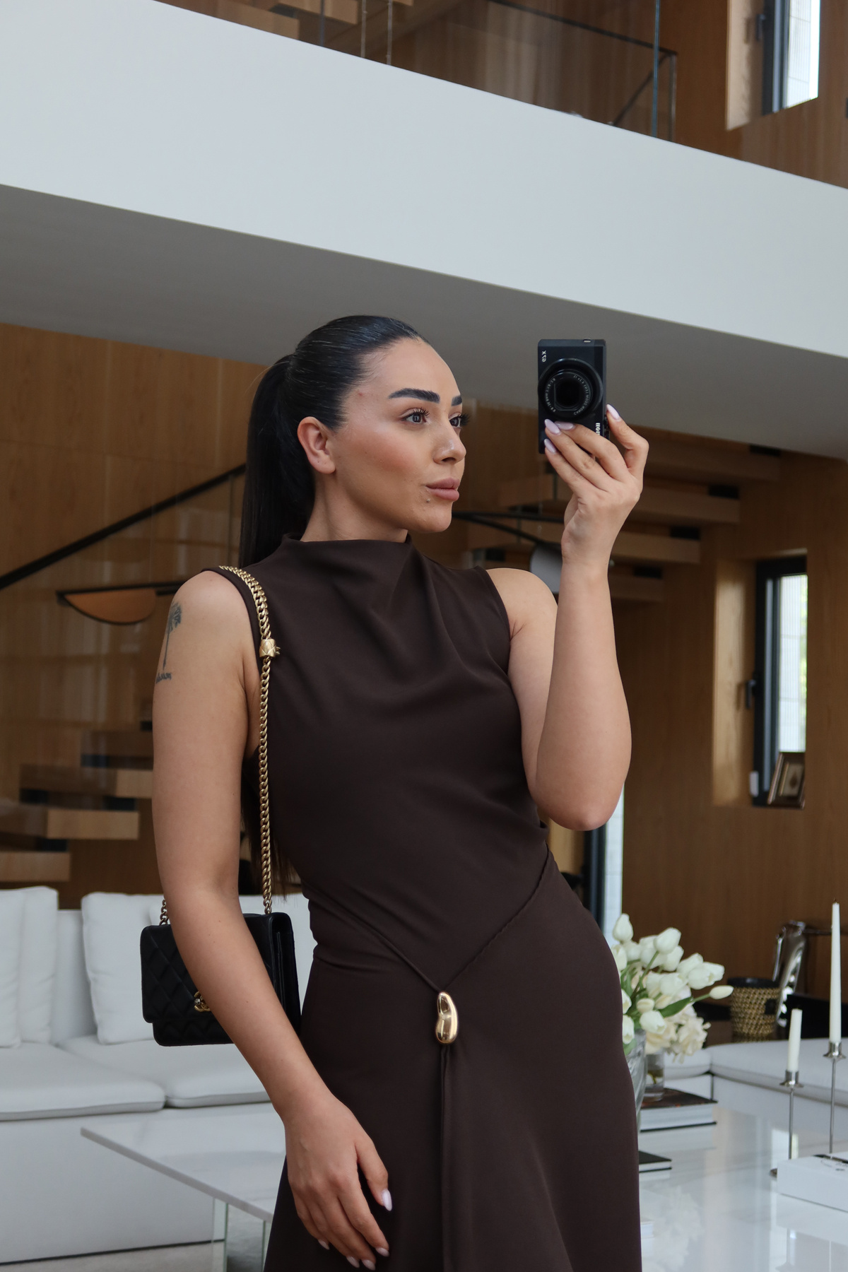 Yırtmacı Aksesuar Detaylı Kolsuz Elbise