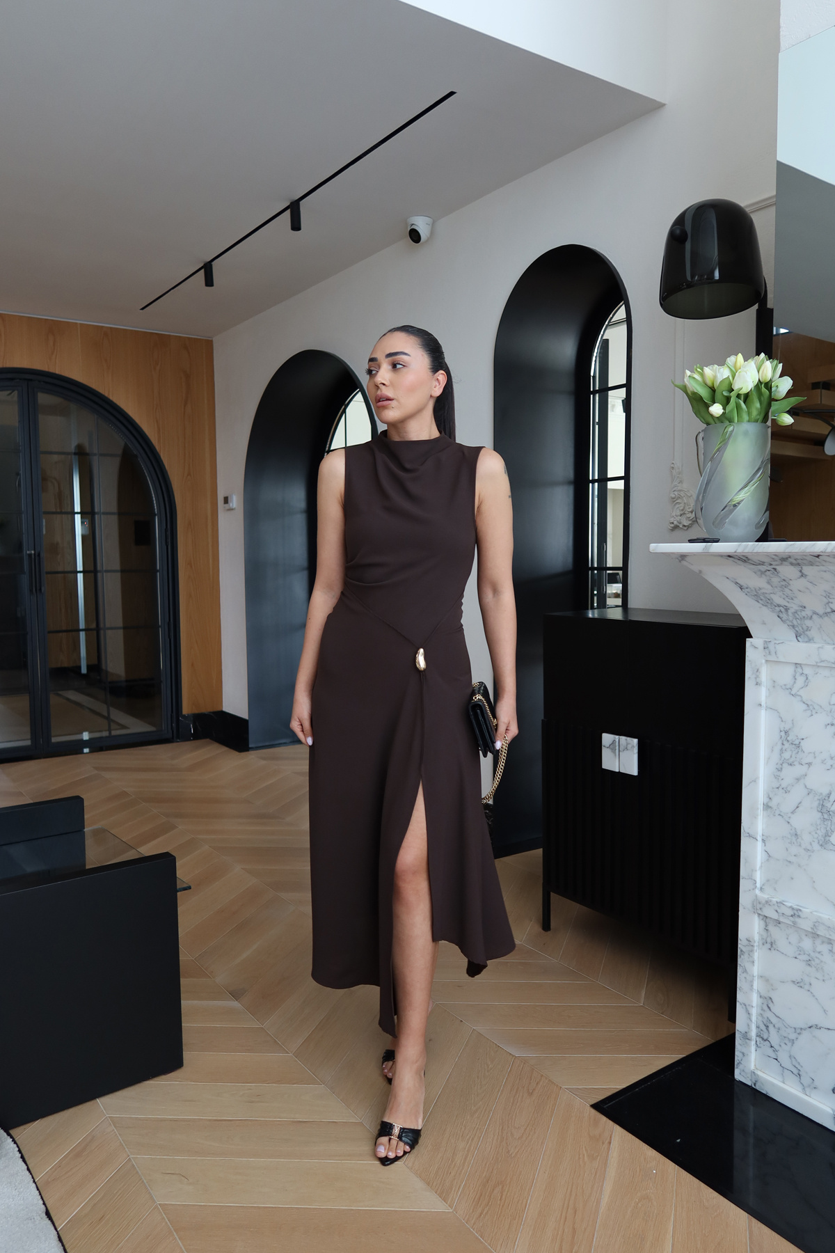 Yırtmacı Aksesuar Detaylı Kolsuz Elbise