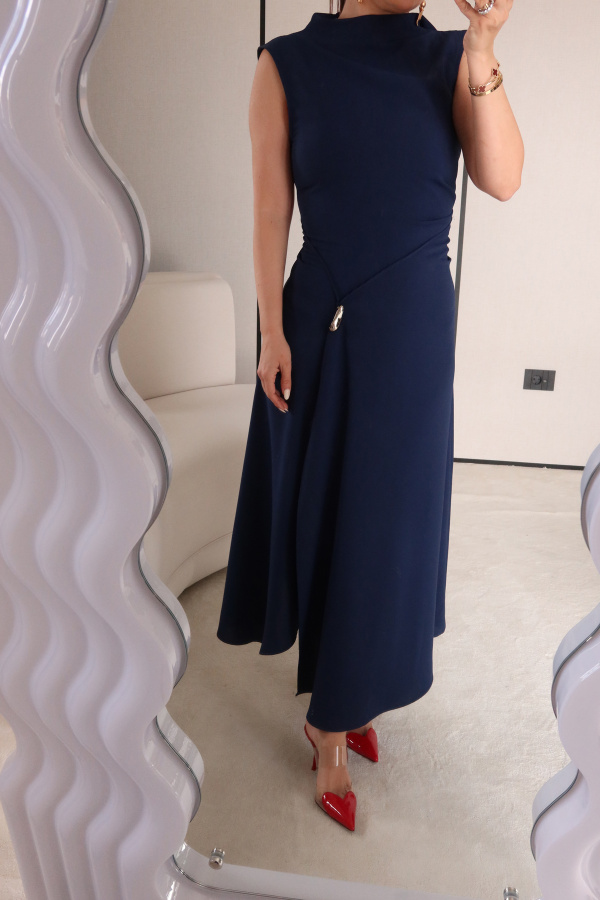 Yırtmacı Aksesuar Detaylı Kolsuz Elbise