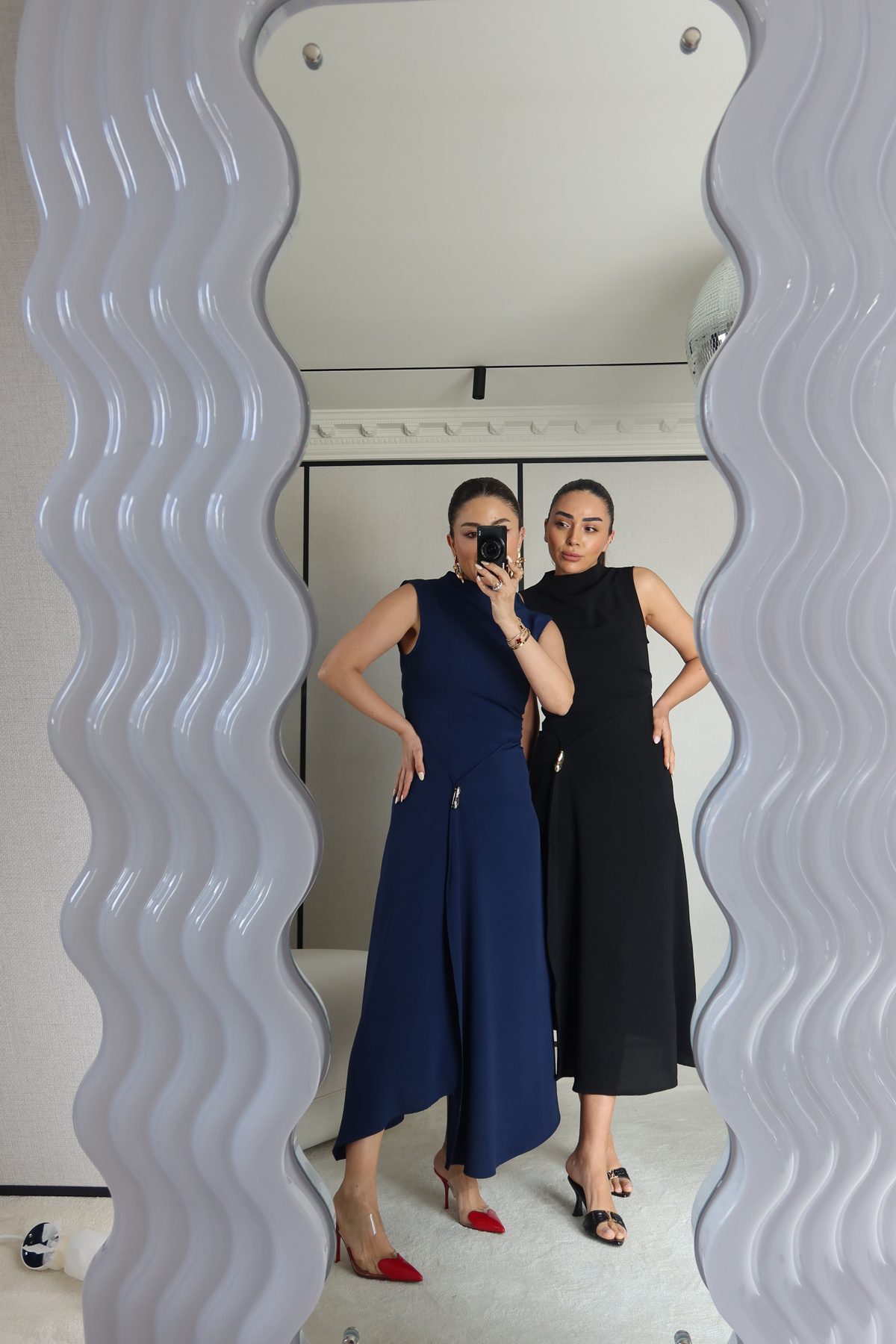 Yırtmacı Aksesuar Detaylı Kolsuz Elbise