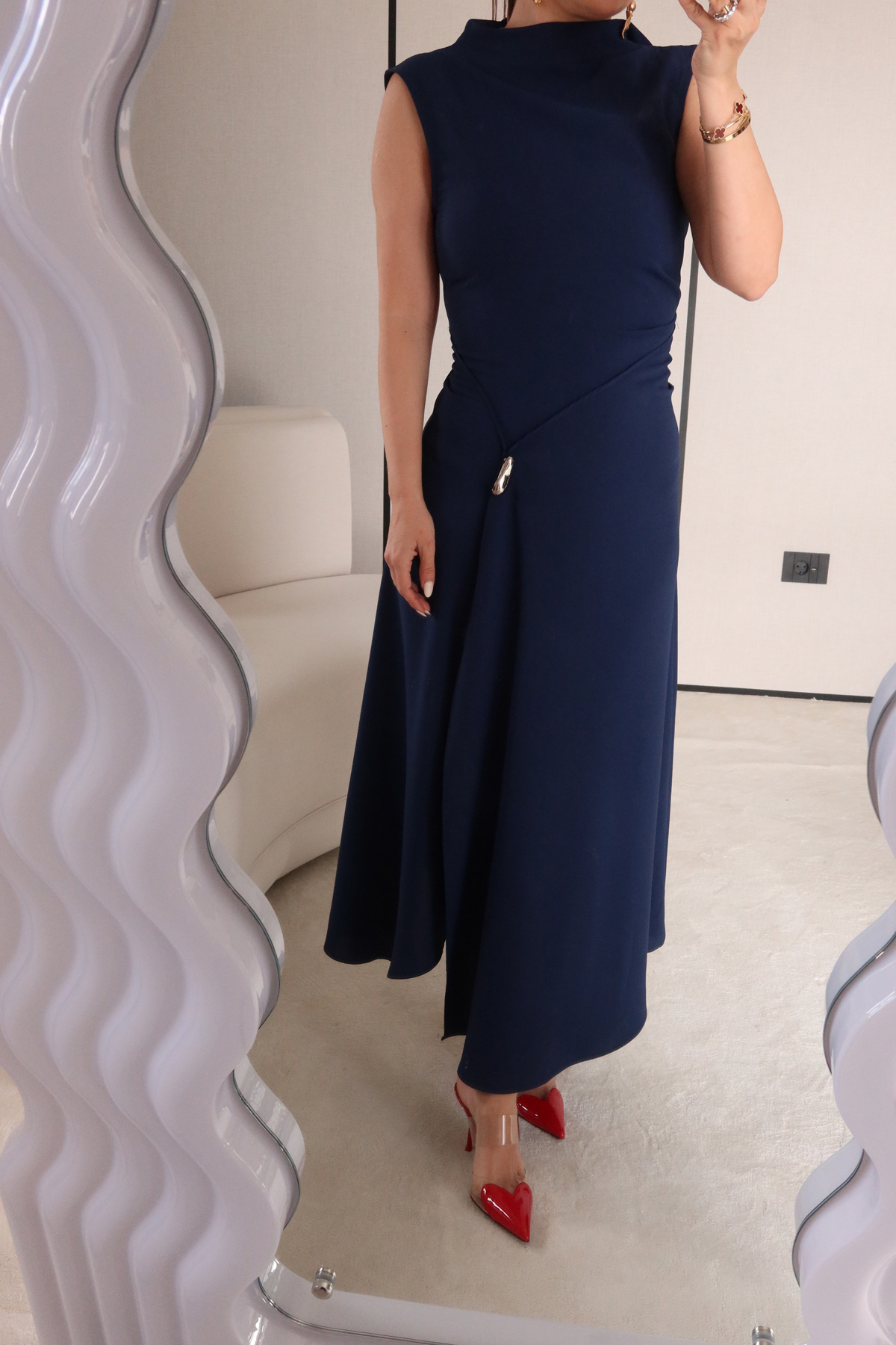 Yırtmacı Aksesuar Detaylı Kolsuz Elbise