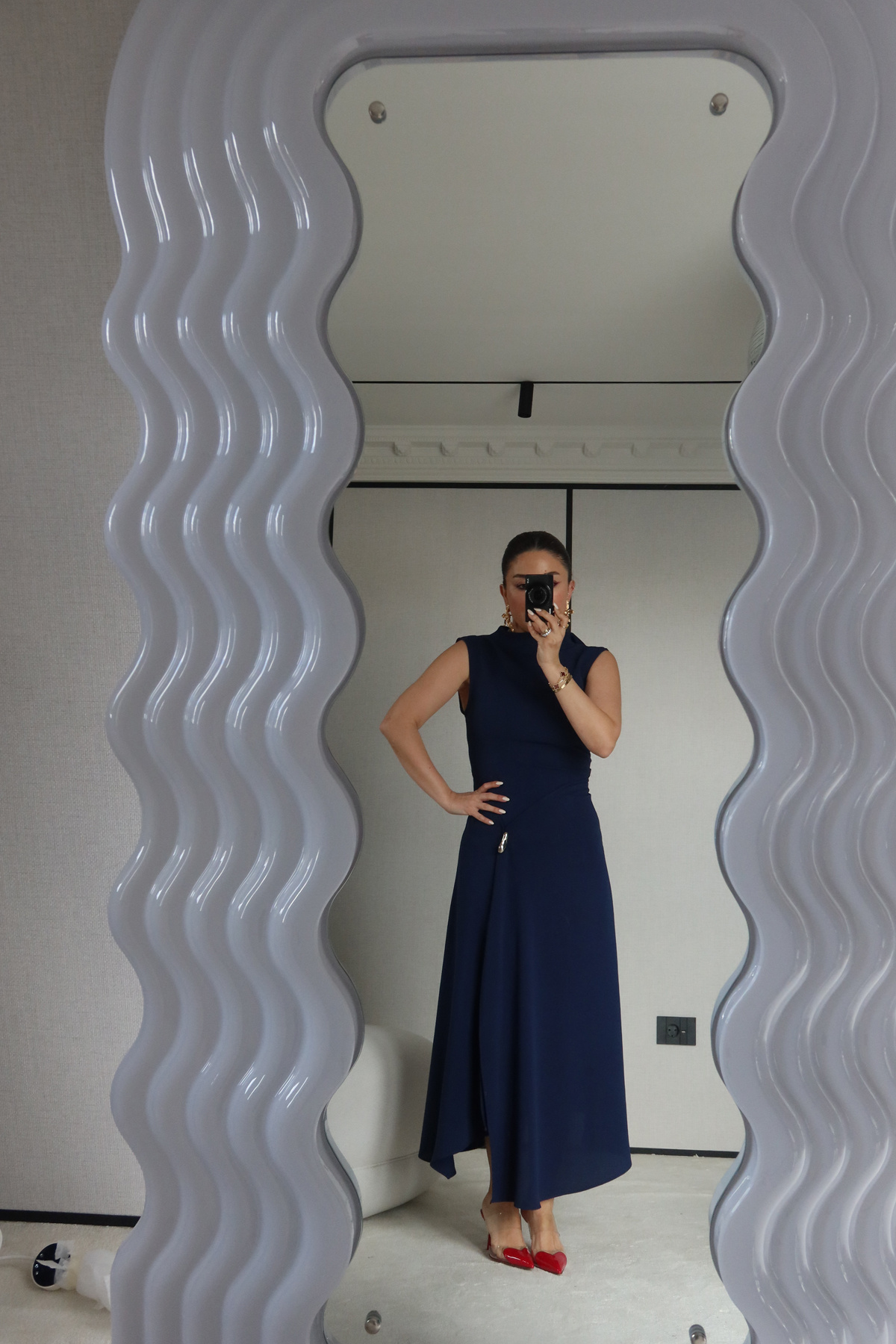 Yırtmacı Aksesuar Detaylı Kolsuz Elbise