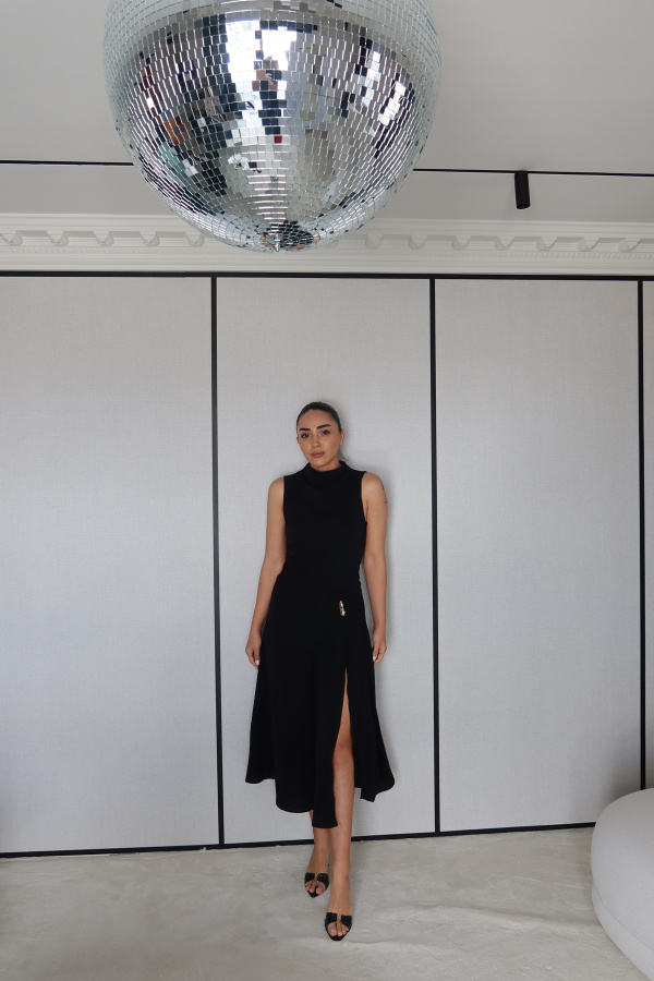 Yırtmacı Aksesuar Detaylı Kolsuz Elbise