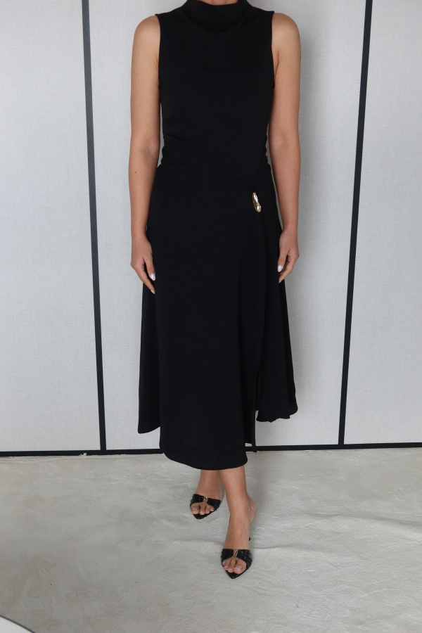 Yırtmacı Aksesuar Detaylı Kolsuz Elbise