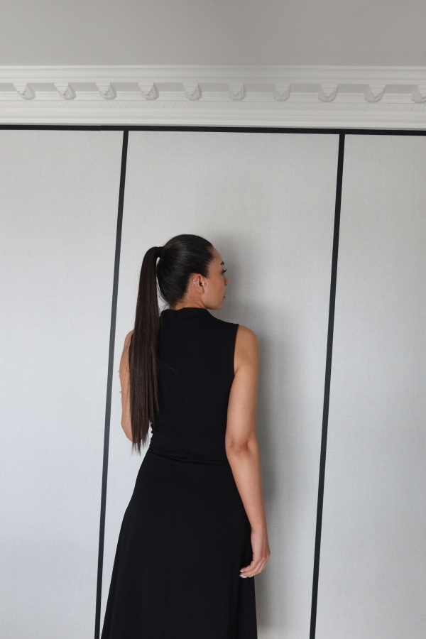 Yırtmacı Aksesuar Detaylı Kolsuz Elbise