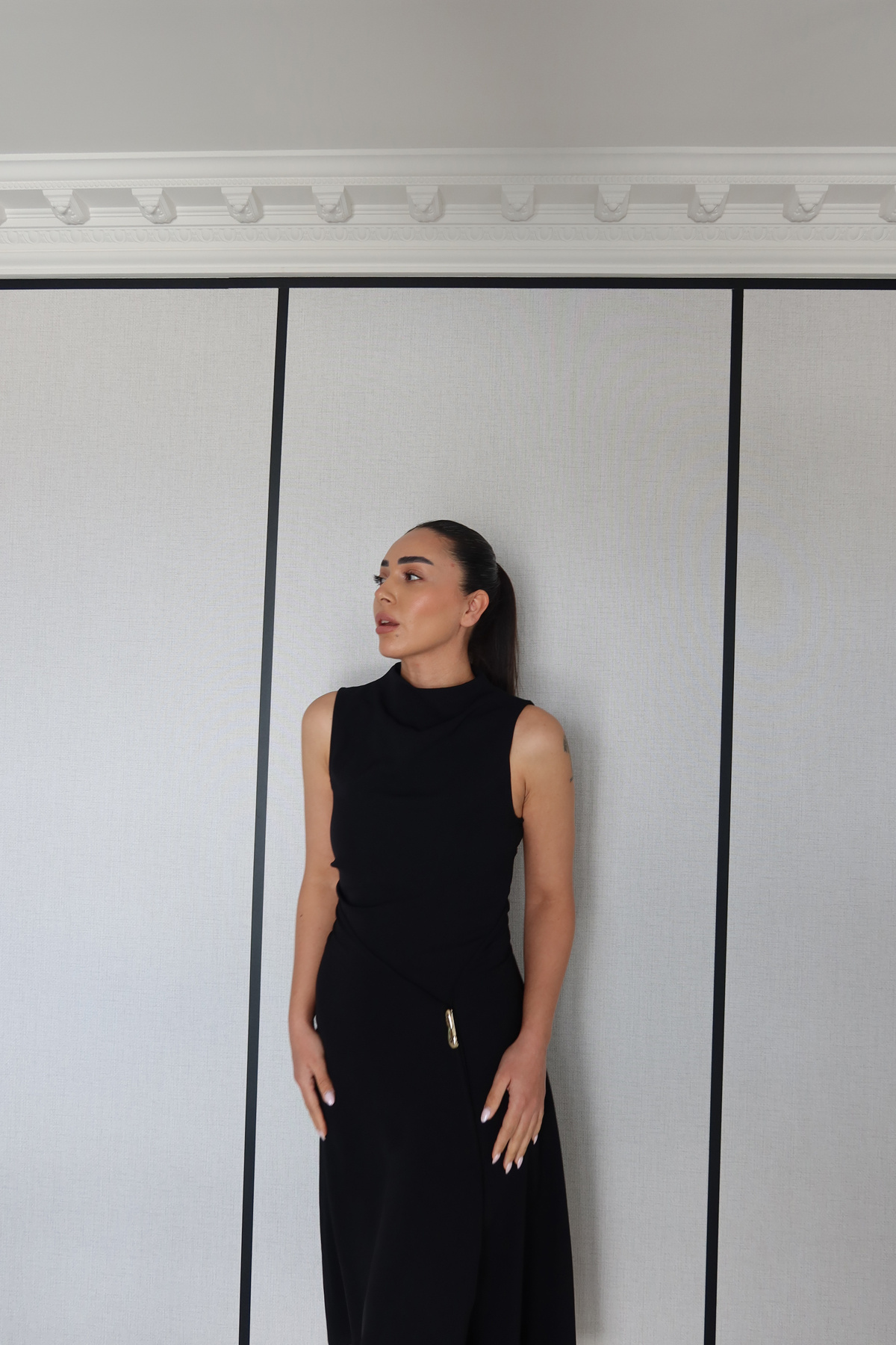 Yırtmacı Aksesuar Detaylı Kolsuz Elbise