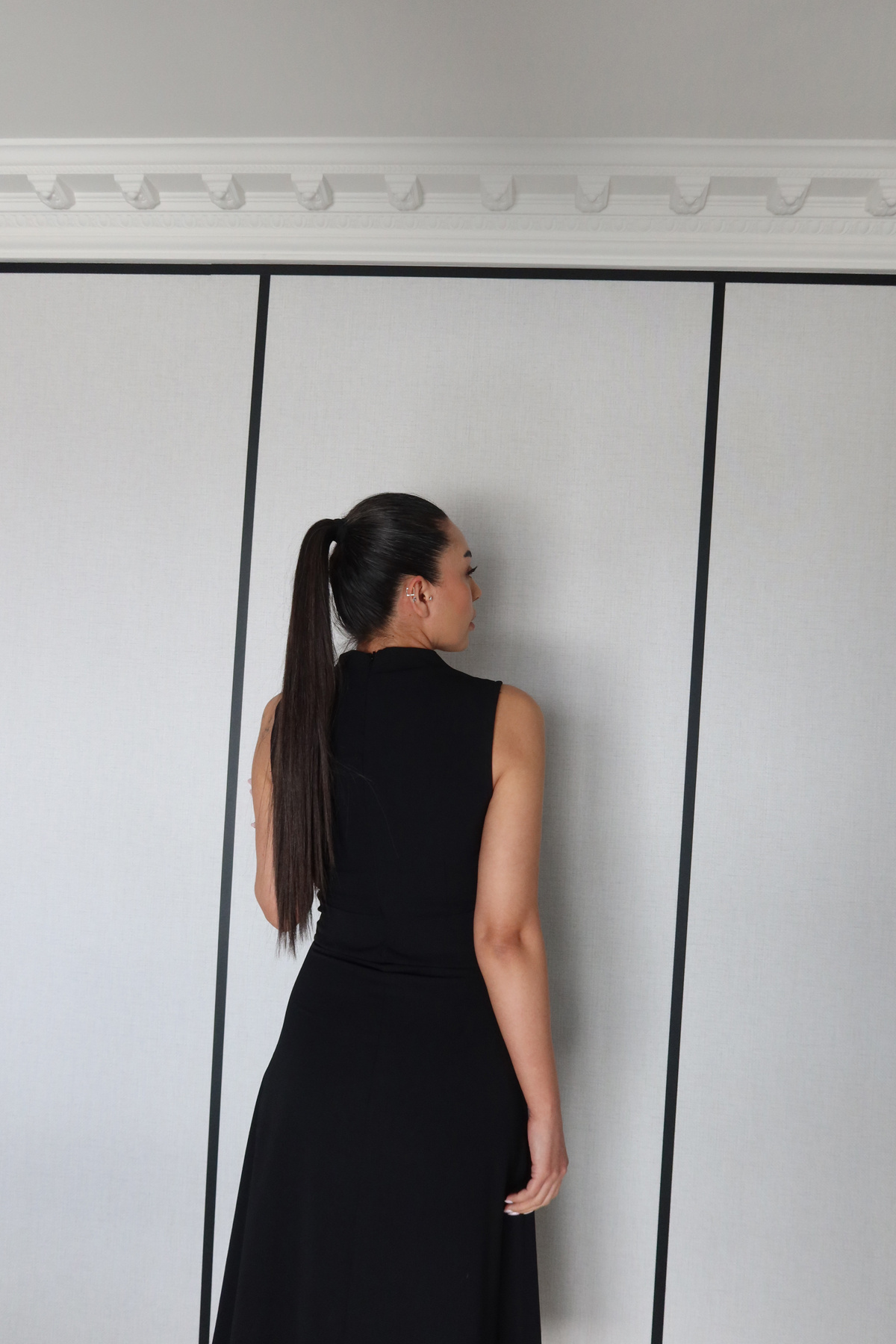 Yırtmacı Aksesuar Detaylı Kolsuz Elbise