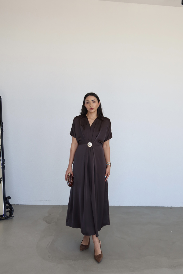 Önü Yırtmaçlı Aksesuar Detaylı Saten Elbise