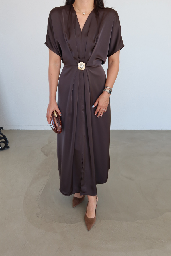 Önü Yırtmaçlı Aksesuar Detaylı Saten Elbise