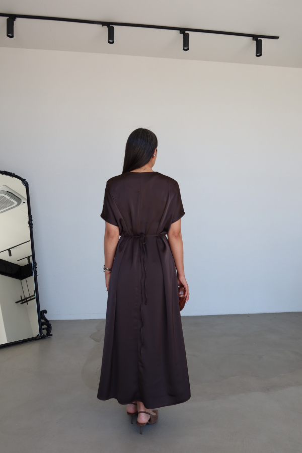 Önü Yırtmaçlı Aksesuar Detaylı Saten Elbise