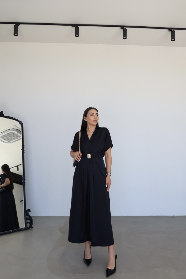 Önü Yırtmaçlı Aksesuar Detaylı Saten Elbise