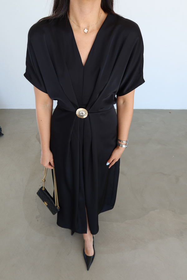 Önü Yırtmaçlı Aksesuar Detaylı Saten Elbise