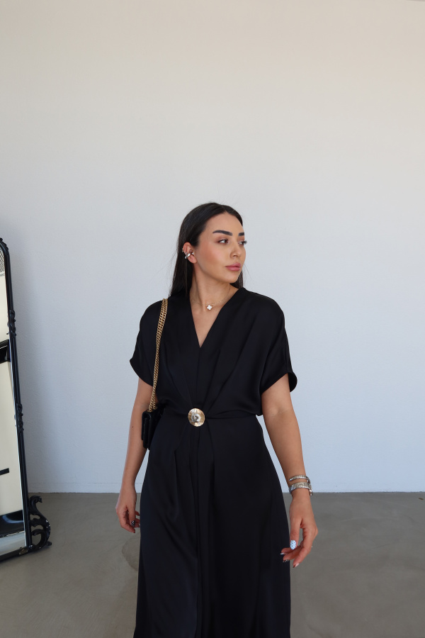 Önü Yırtmaçlı Aksesuar Detaylı Saten Elbise