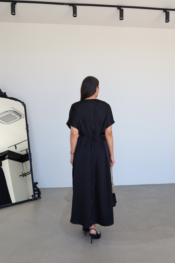 Önü Yırtmaçlı Aksesuar Detaylı Saten Elbise