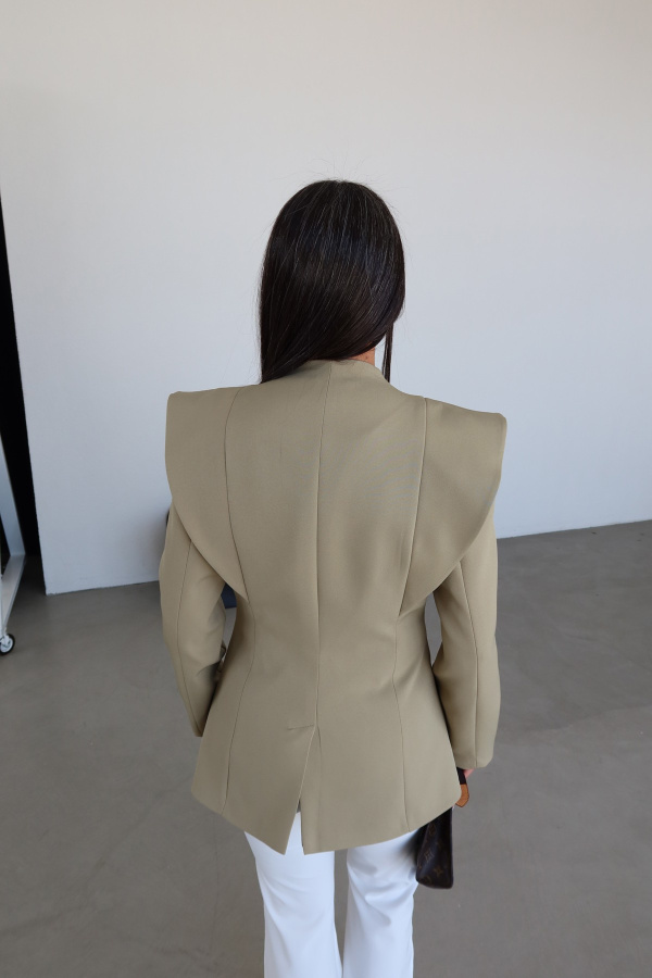 Kapak Düğmeli Parça Detaylı Ceket